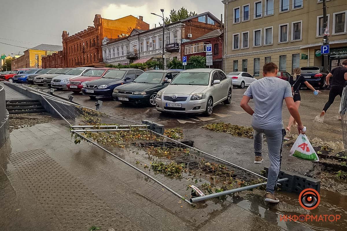 В Днепре залило центр города: автомобили глохнут 10