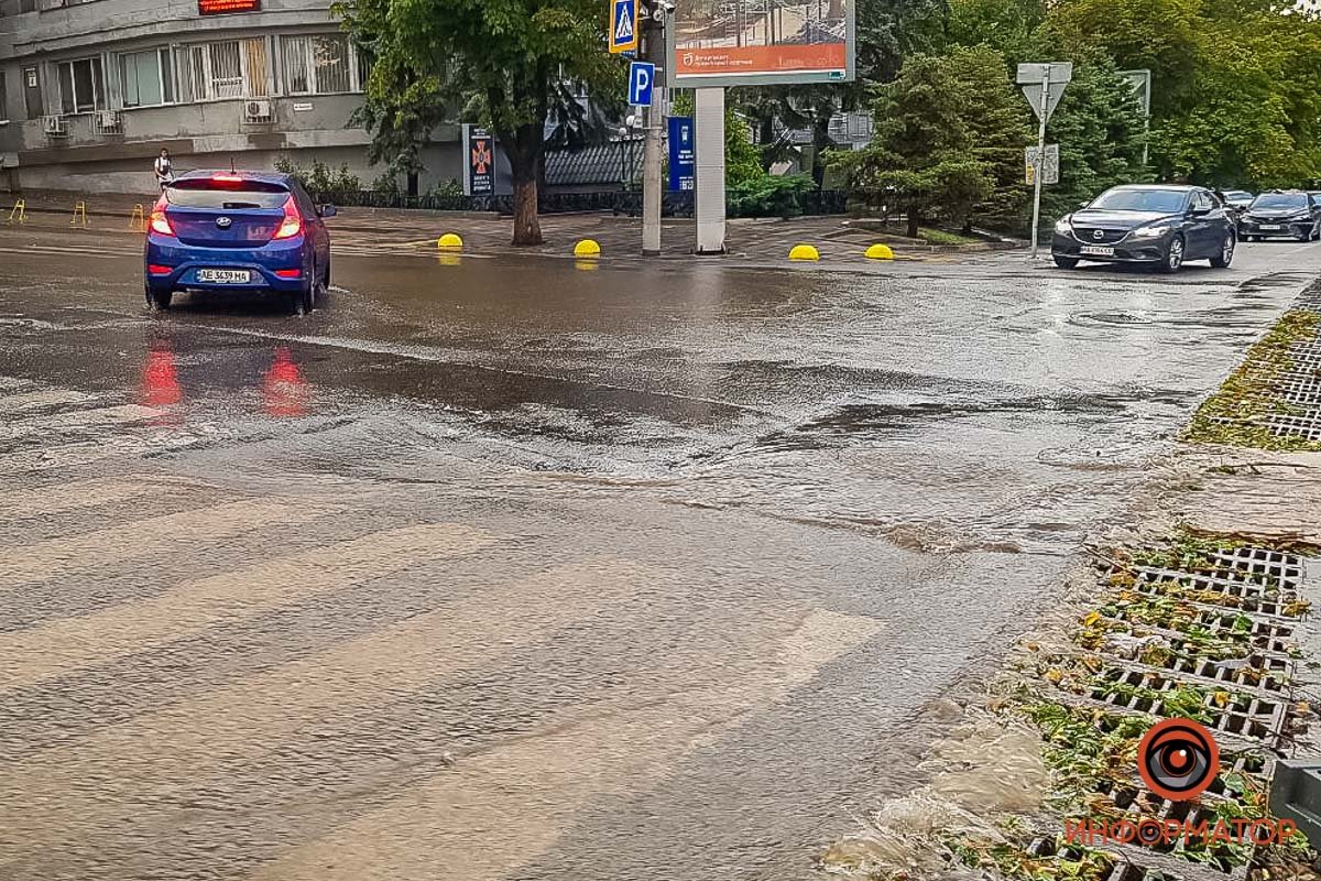 В Днепре залило центр города: автомобили глохнут 11
