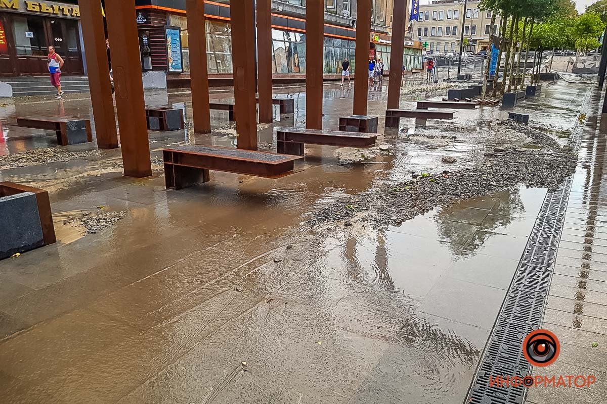 В Днепре залило центр города: автомобили глохнут 12