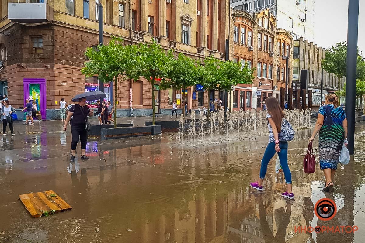В Днепре залило центр города: автомобили глохнут 13