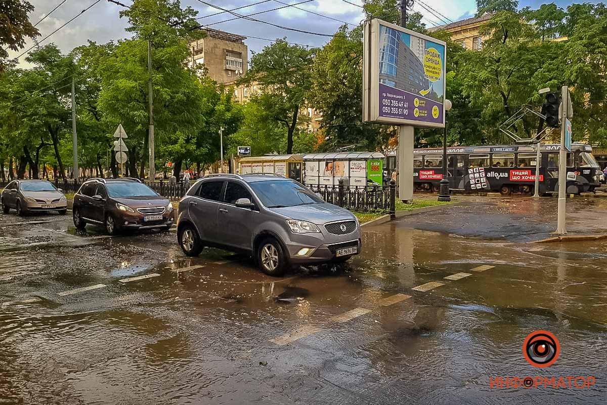В Днепре залило центр города: автомобили глохнут 14