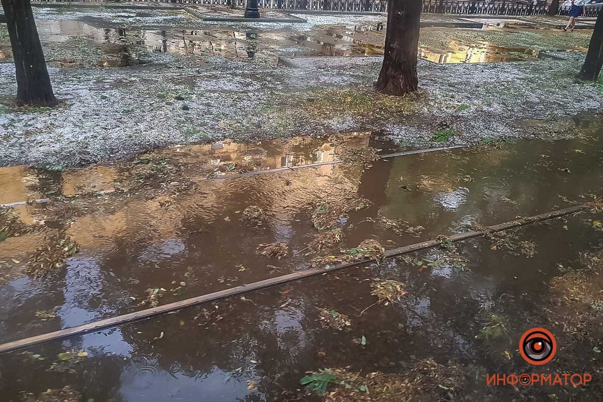 В Днепре залило центр города: автомобили глохнут 15