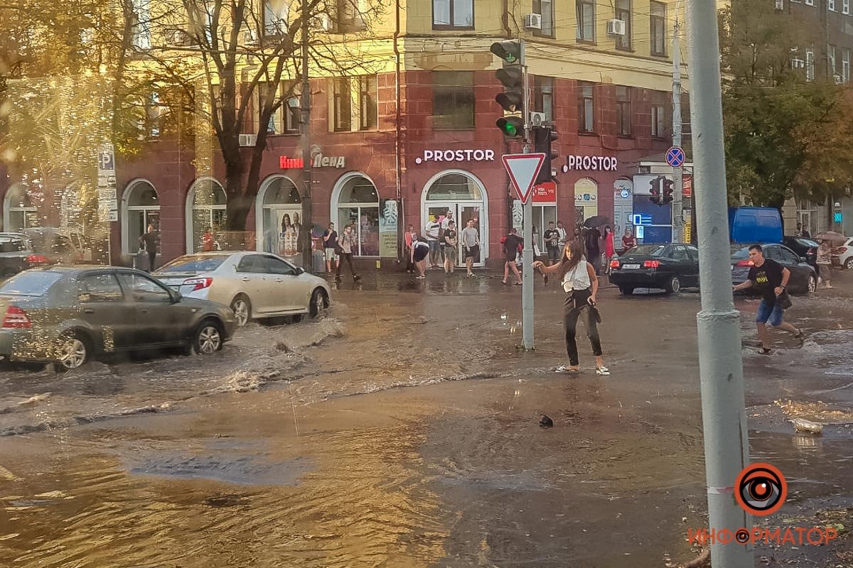 В Днепре залило центр города: автомобили глохнут 16