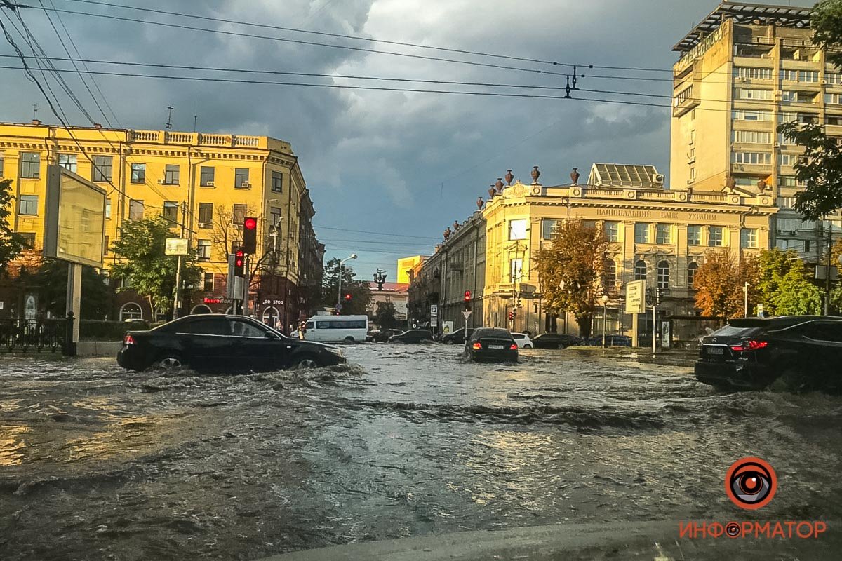В Днепре залило центр города: автомобили глохнут 17