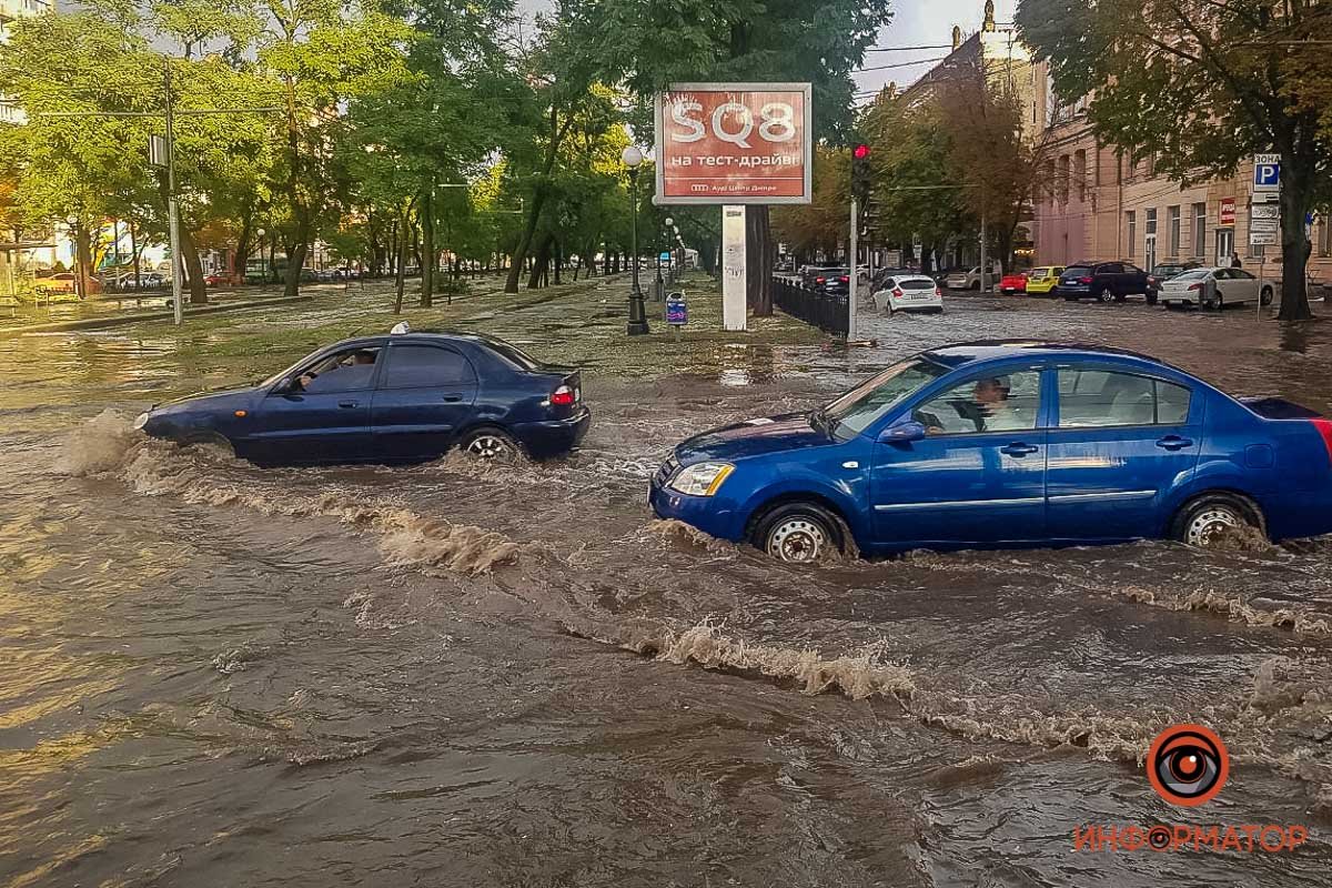 В Днепре залило центр города: автомобили глохнут 18