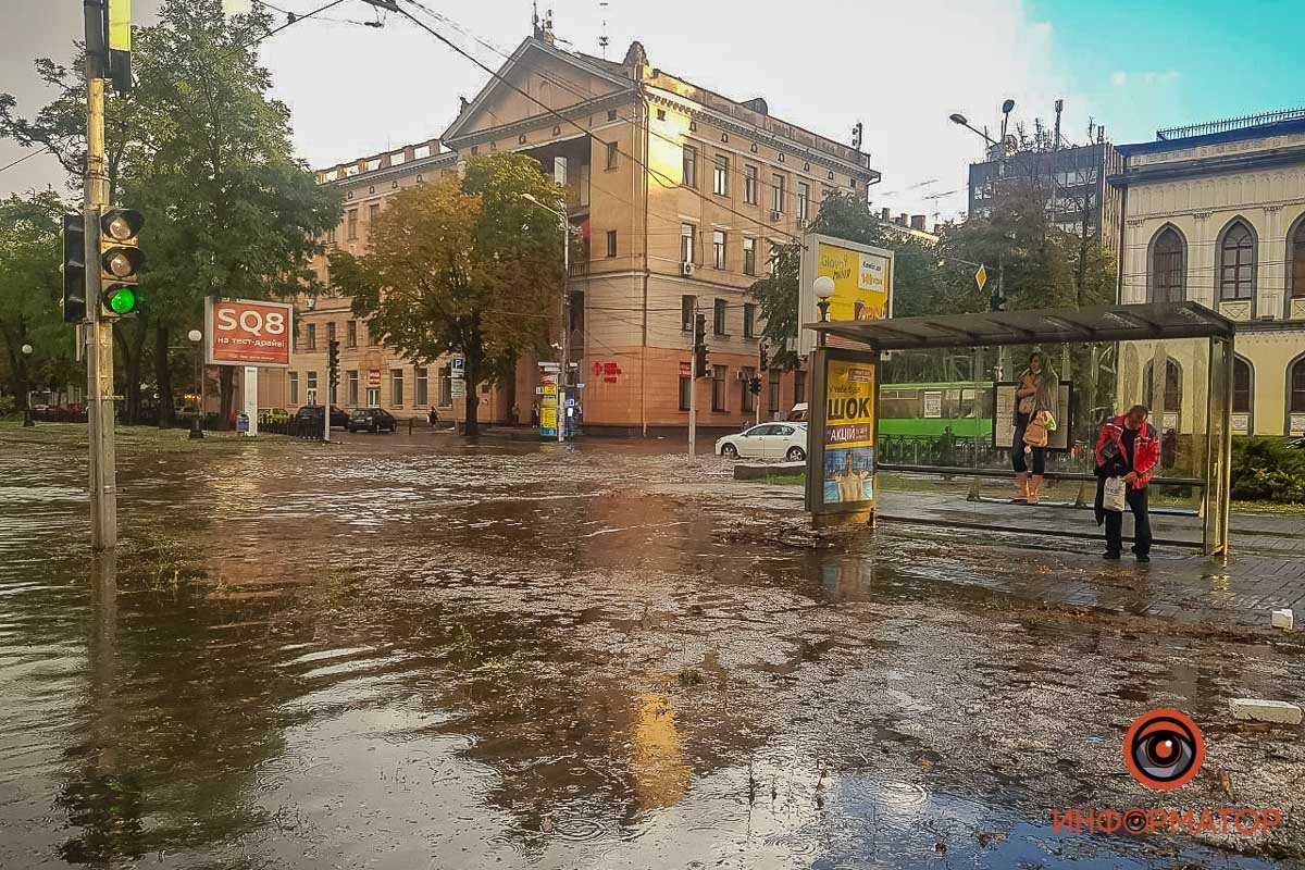 В Днепре залило центр города: автомобили глохнут 19