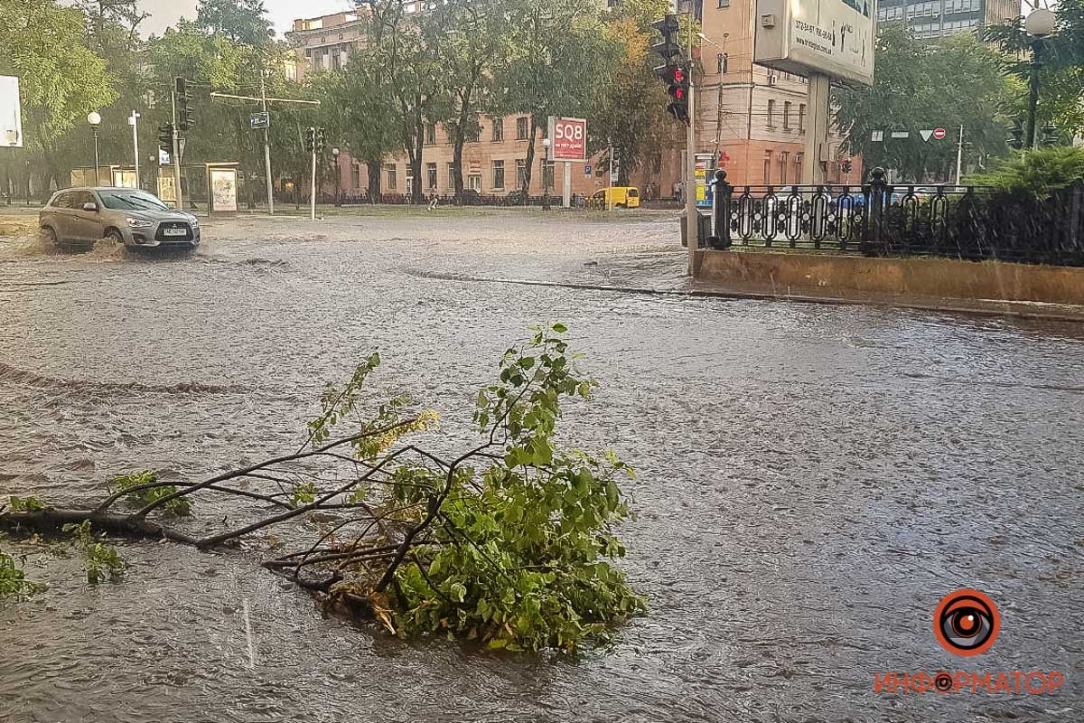 В Днепре залило центр города: автомобили глохнут 20
