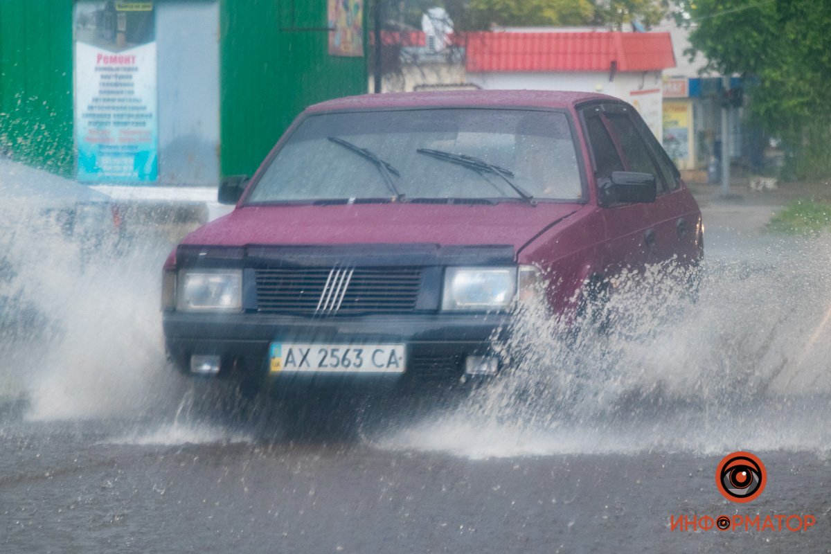 В Днепре залило центр города: автомобили глохнут 21