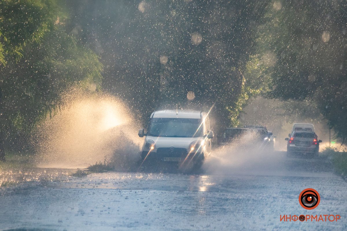 В Днепре залило центр города: автомобили глохнут 22