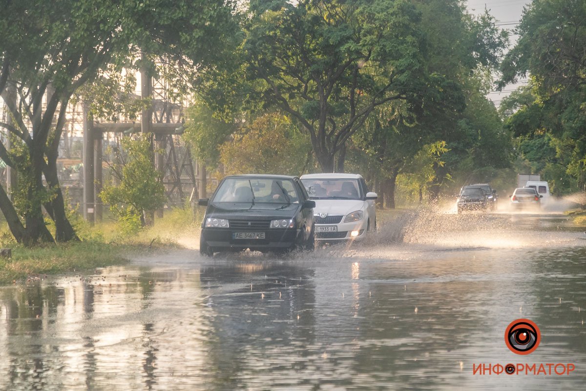В Днепре залило центр города: автомобили глохнут 23