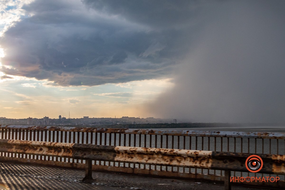 В Днепре залило центр города: автомобили глохнут 24