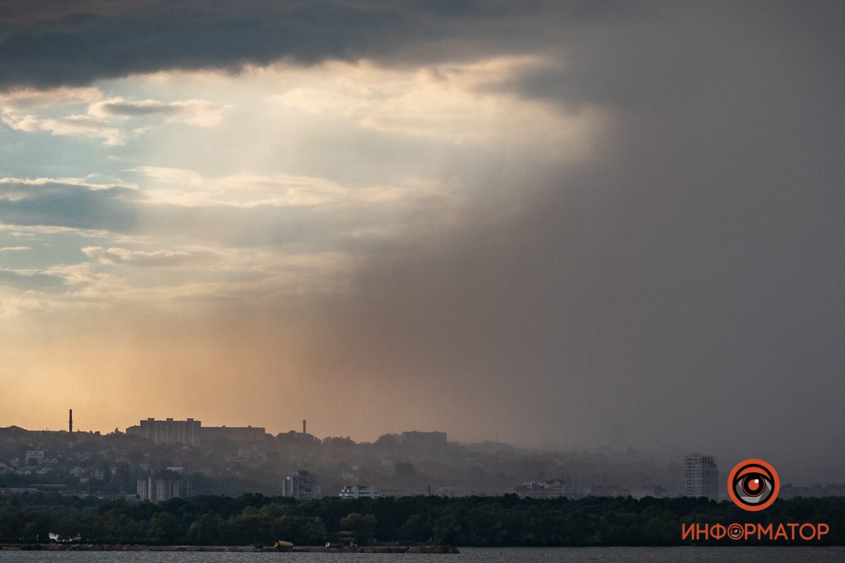 В Днепре залило центр города: автомобили глохнут 25