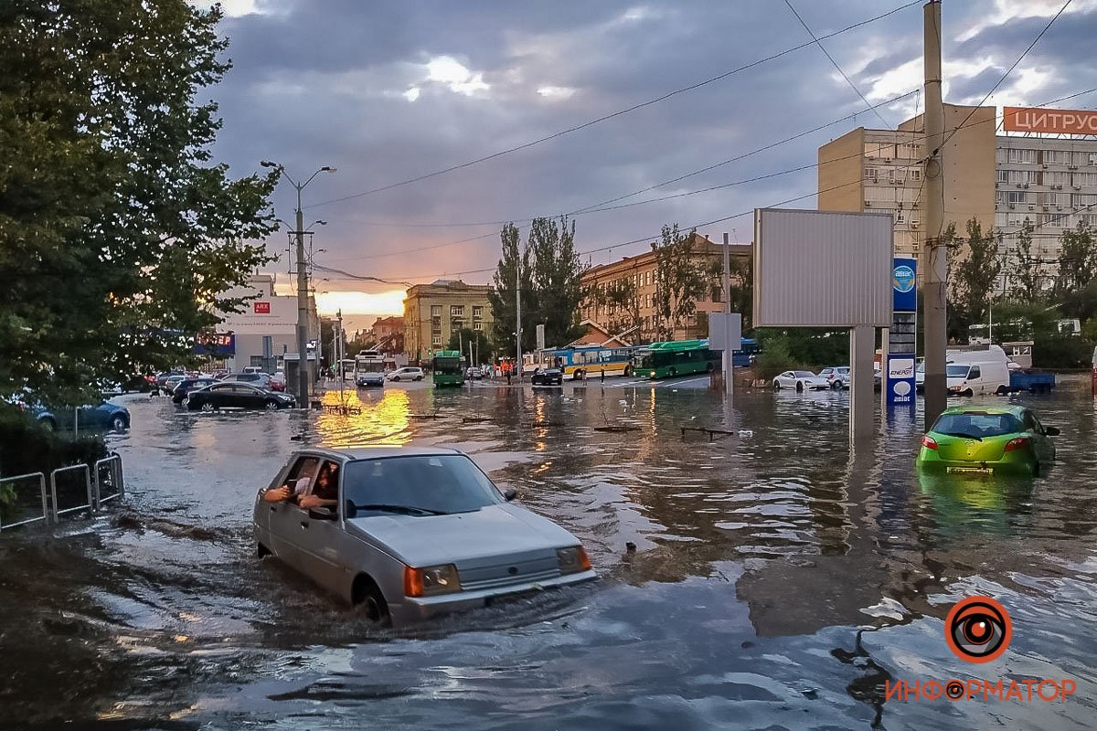 В Днепре залило центр города: автомобили глохнут 26