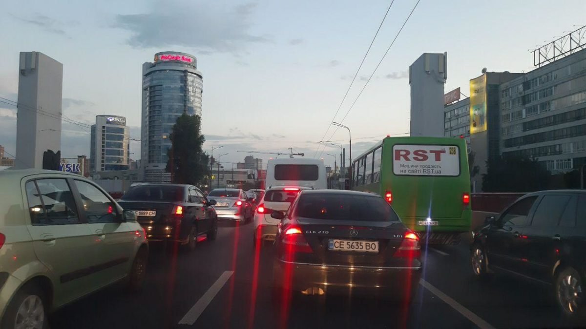 Движение по Новому мосту в сторону центра практически парализовано Движение по Новому мосту в сторону центра практически парализовано