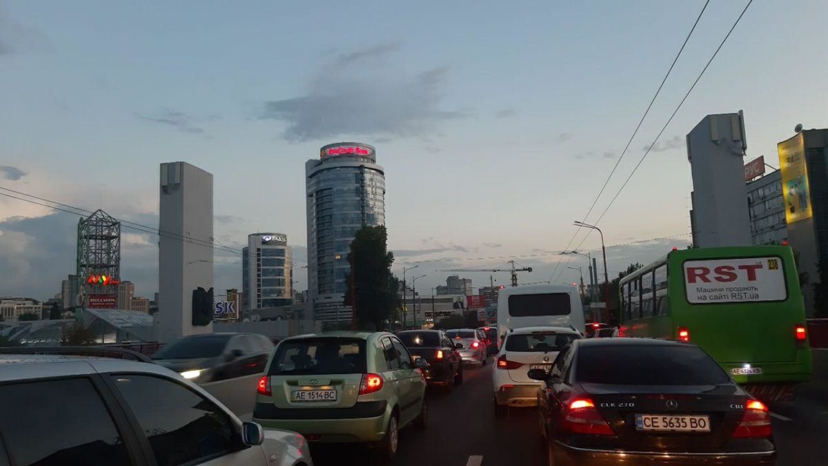 Выстраиваются целые цепочки из автомобилей Выстраиваются целые цепочки из автомобилей