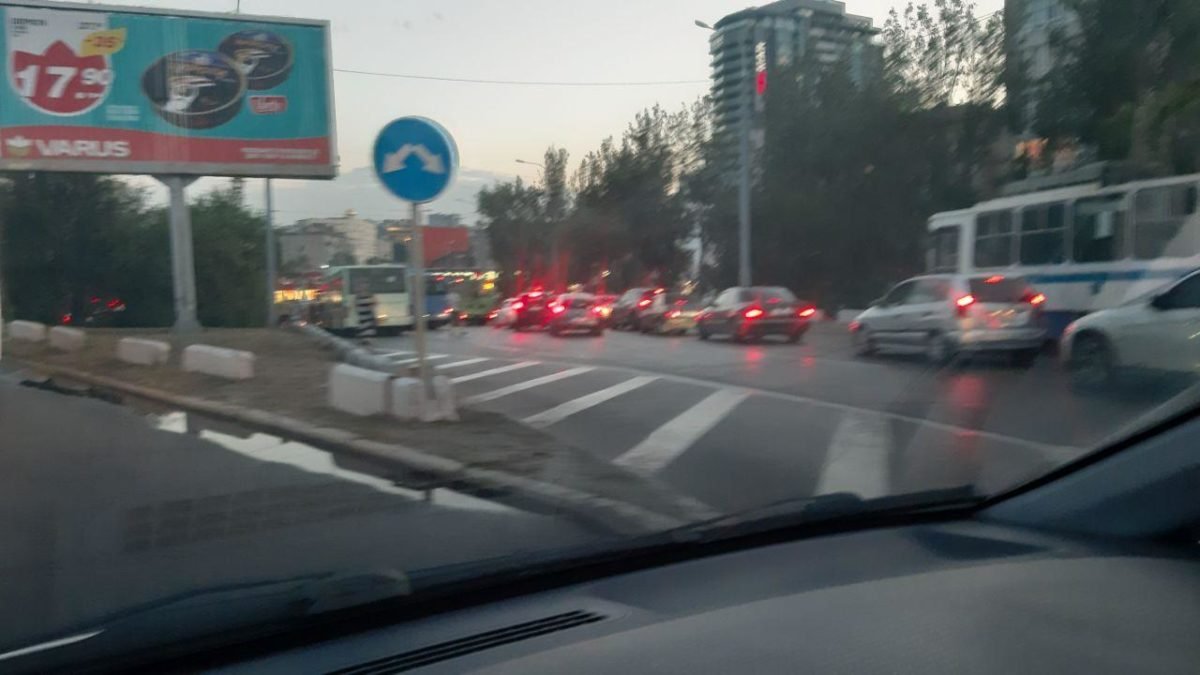 Автобусы и троллейбусы стоят Автобусы и троллейбусы стоят