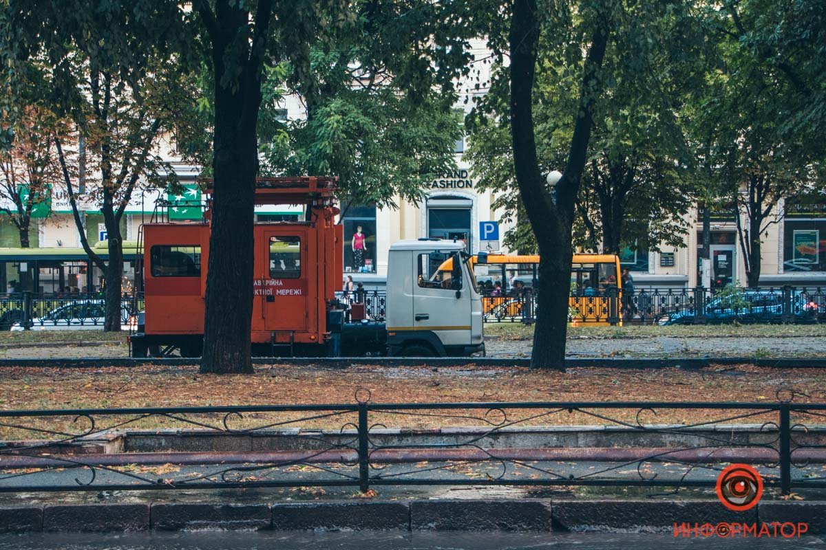 В Днепре из-за ветра на проспекте Яворницкого оборвались провода: трамваи стоят 2