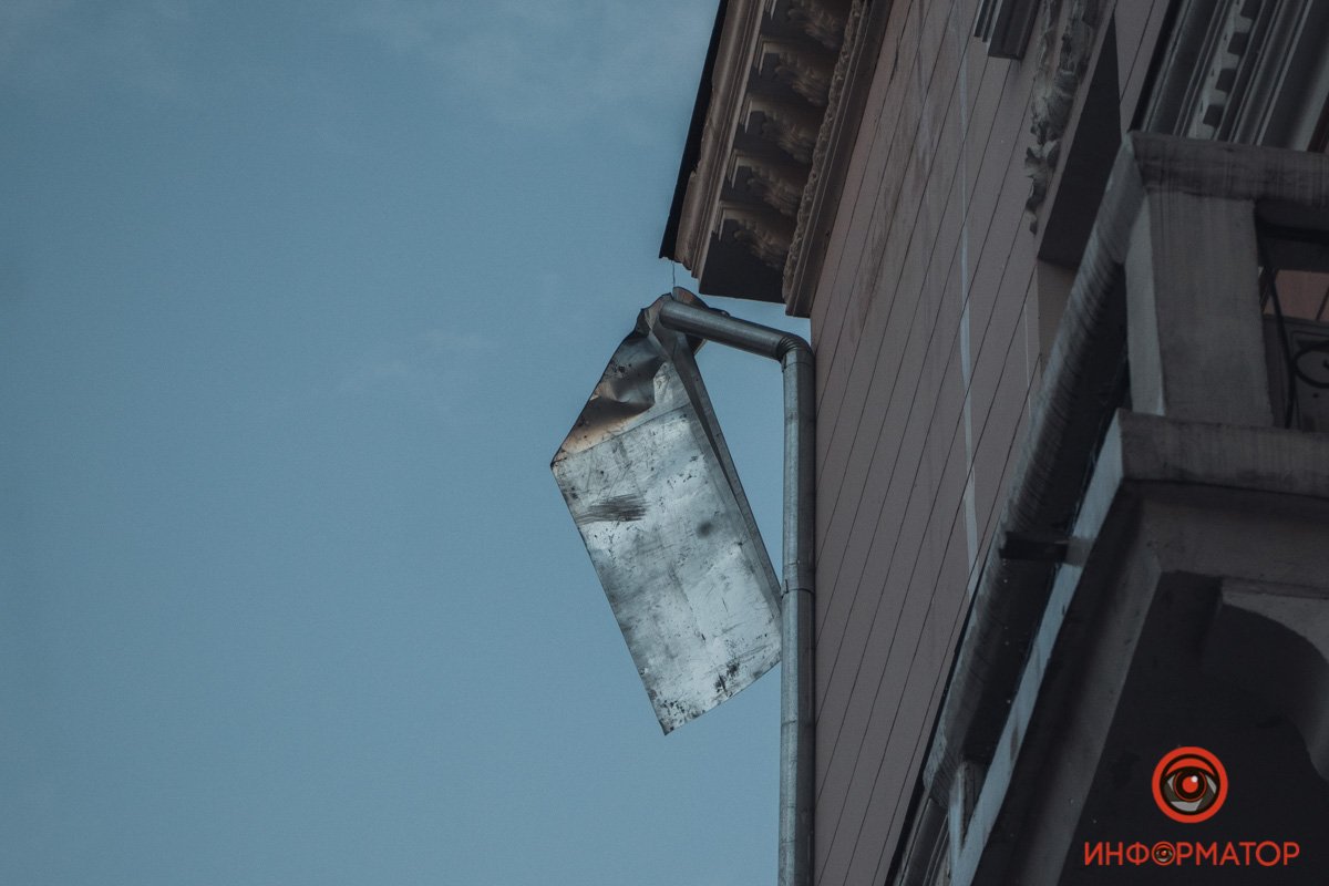 В центре Днепра ветер снес фрагменты железной крыши: ее часть повисла над тротуаром 1