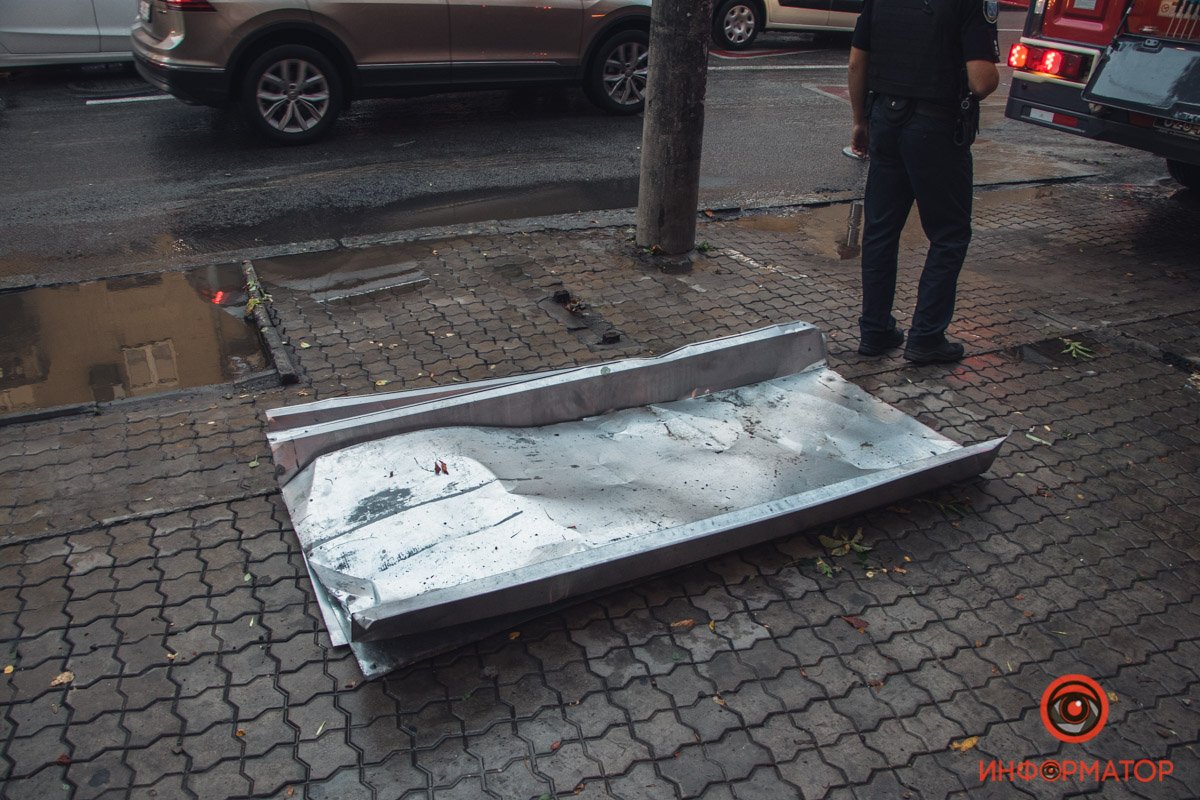 В центре Днепра ветер снес фрагменты железной крыши: ее часть повисла над тротуаром 2