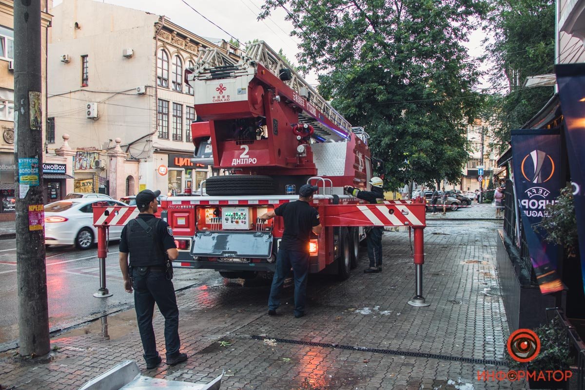 В центре Днепра ветер снес фрагменты железной крыши: ее часть повисла над тротуаром 3