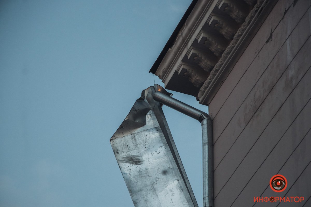 В центре Днепра ветер снес фрагменты железной крыши: ее часть повисла над тротуаром 4