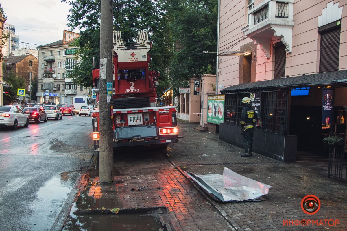 В центре Днепра ветер снес фрагменты железной крыши: ее часть повисла над тротуаром 5
