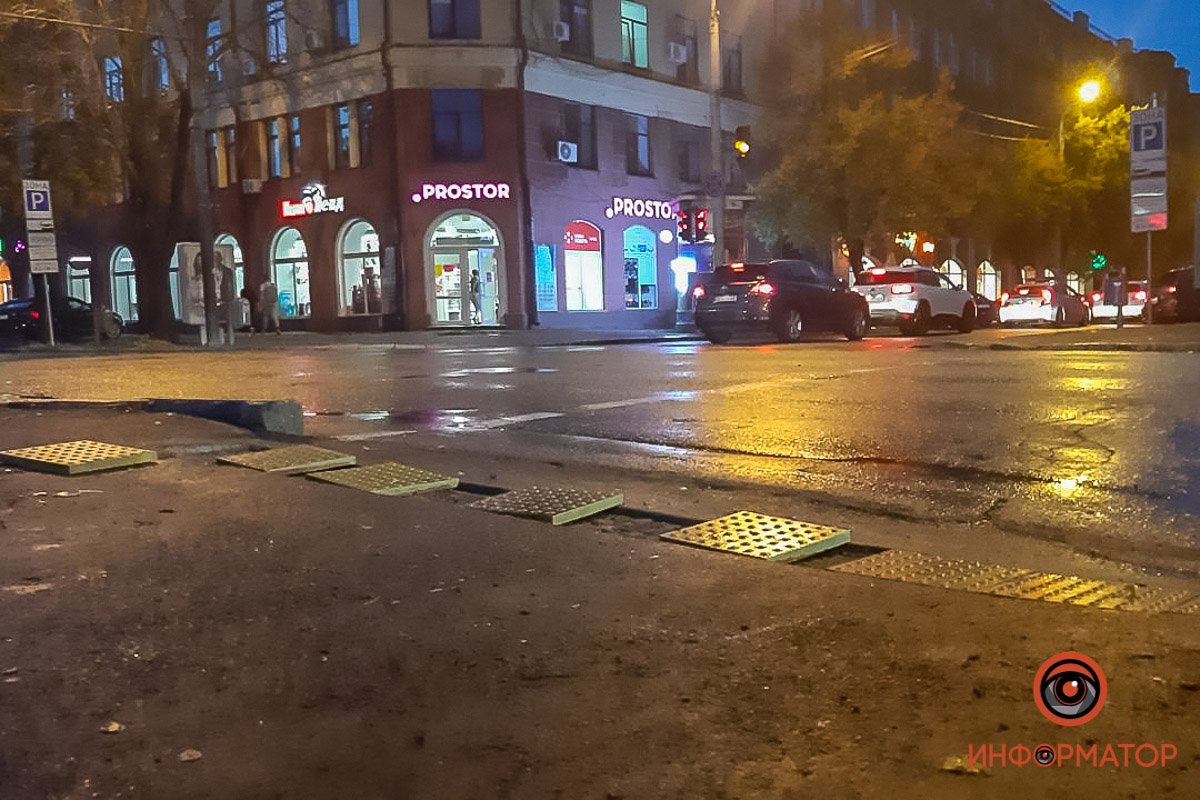 В центре Днепра вымыло тактильную плитку