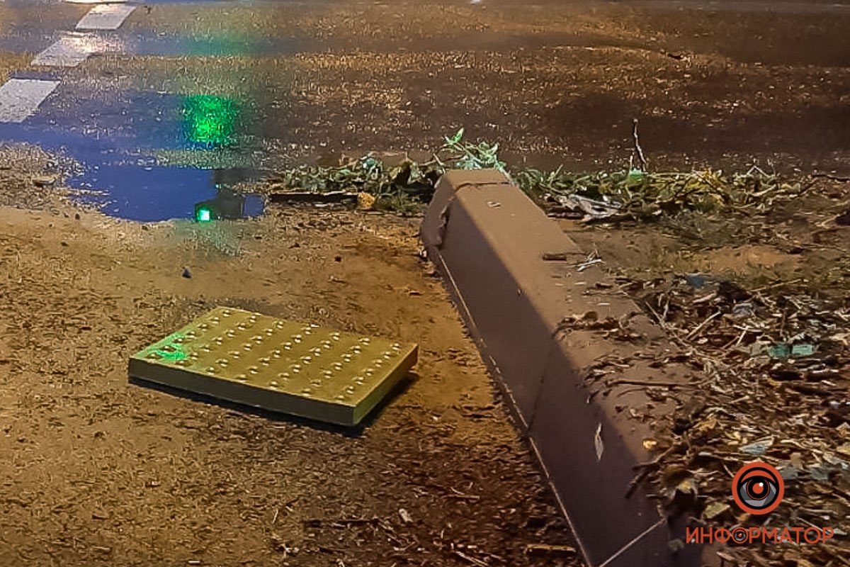 Некоторые элементы отнесло на другую сторону дороги