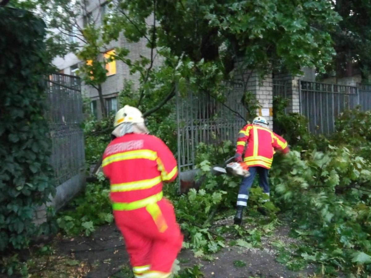 Затопленные машины с людьми, поваленные деревья, парализованное движение: последствия бури в Днепре 2