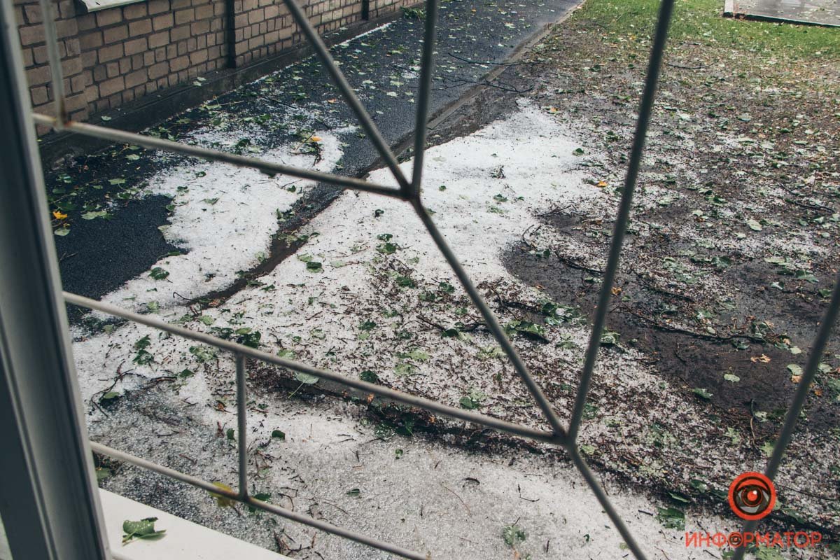 Затопленные машины с людьми, поваленные деревья, парализованное движение: последствия бури в Днепре 4