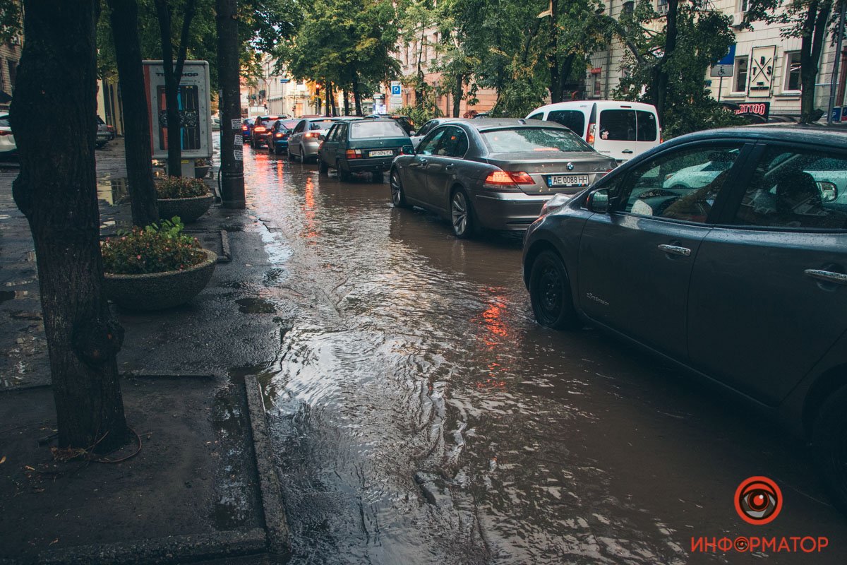 Затопленные машины с людьми, поваленные деревья, парализованное движение: последствия бури в Днепре 5