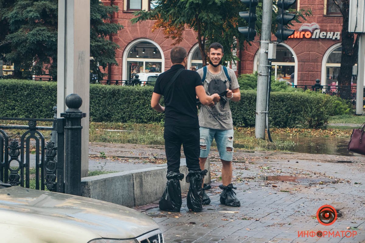 Затопленные машины с людьми, поваленные деревья, парализованное движение: последствия бури в Днепре 9