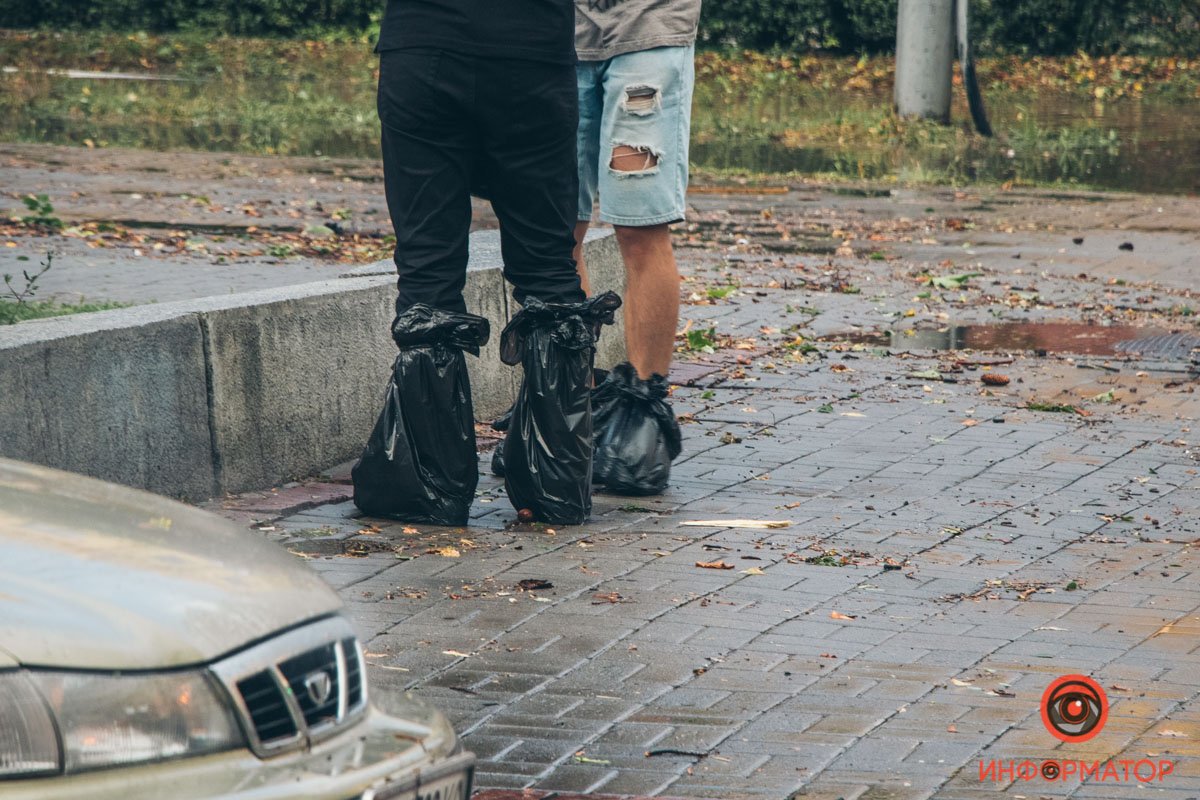 Затопленные машины с людьми, поваленные деревья, парализованное движение: последствия бури в Днепре 10