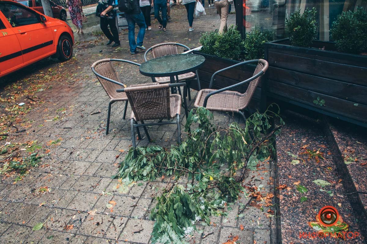 Затопленные машины с людьми, поваленные деревья, парализованное движение: последствия бури в Днепре 12