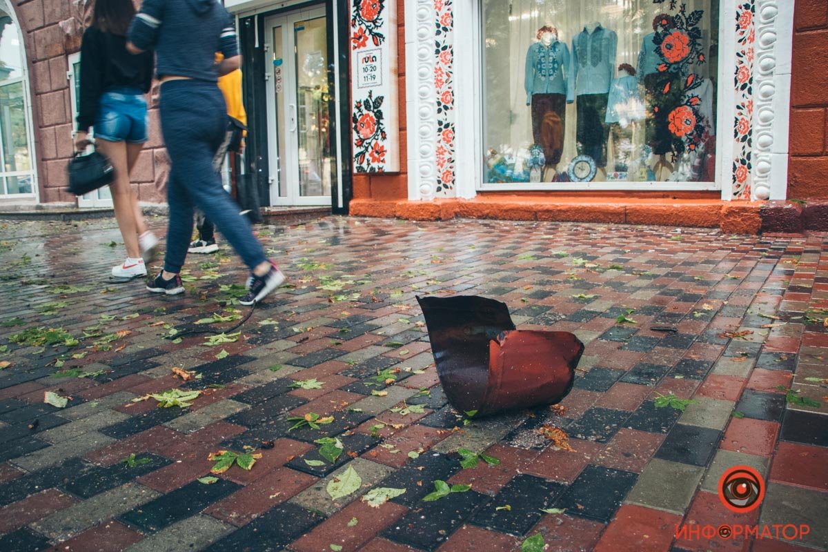 Затопленные машины с людьми, поваленные деревья, парализованное движение: последствия бури в Днепре 13