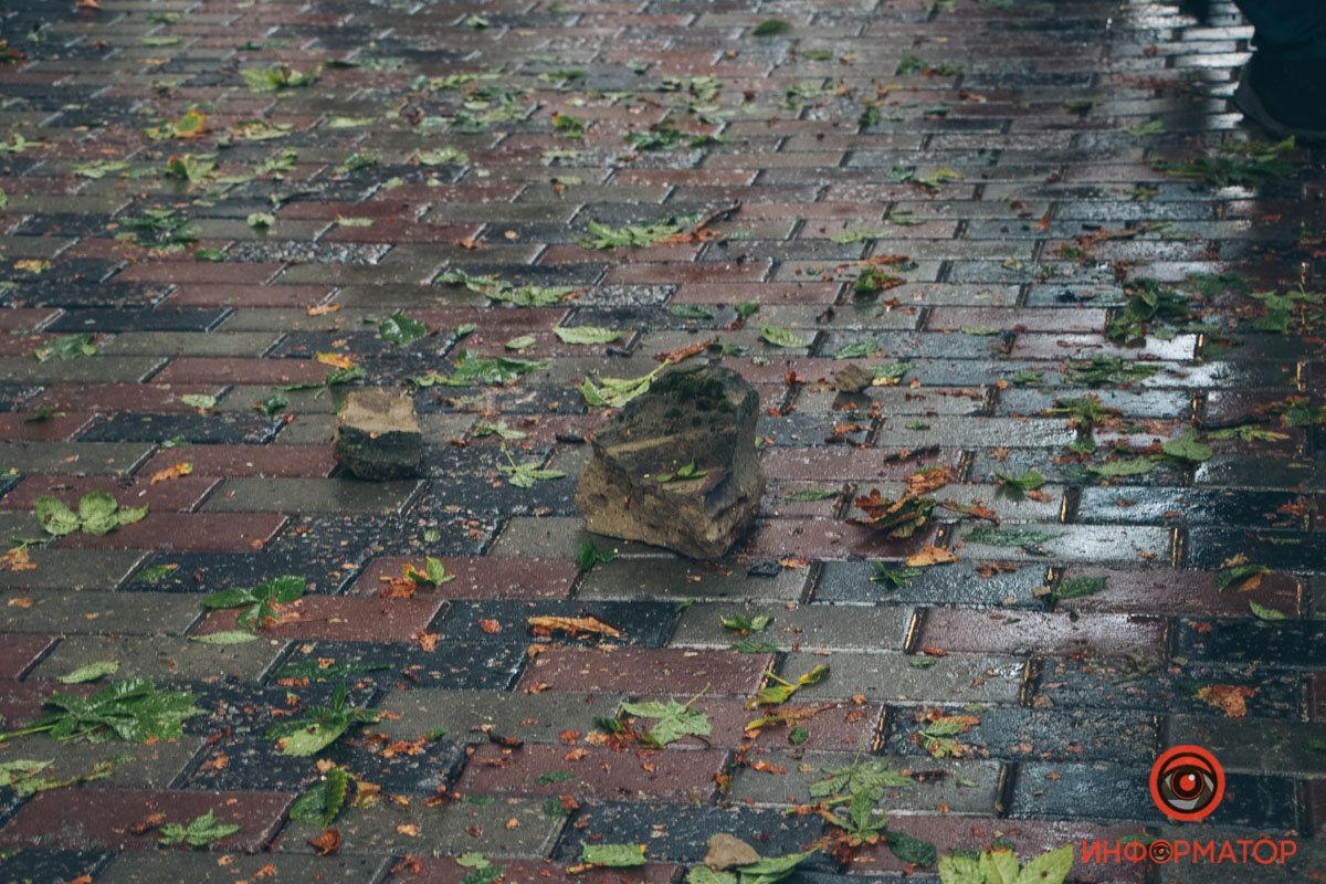 Затопленные машины с людьми, поваленные деревья, парализованное движение: последствия бури в Днепре 14