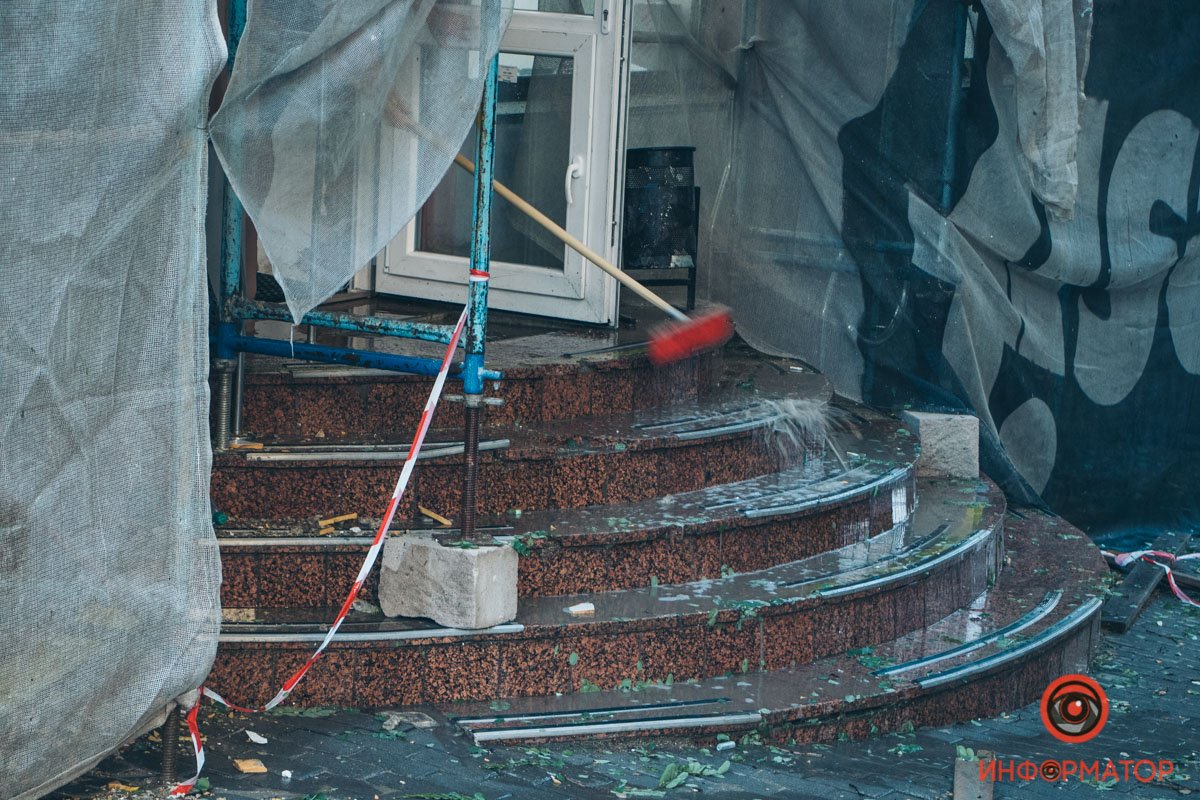 Затопленные машины с людьми, поваленные деревья, парализованное движение: последствия бури в Днепре 17