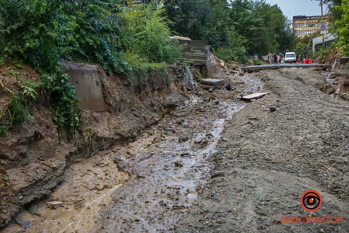 Затопленные машины с людьми, поваленные деревья, парализованное движение: последствия бури в Днепре 22