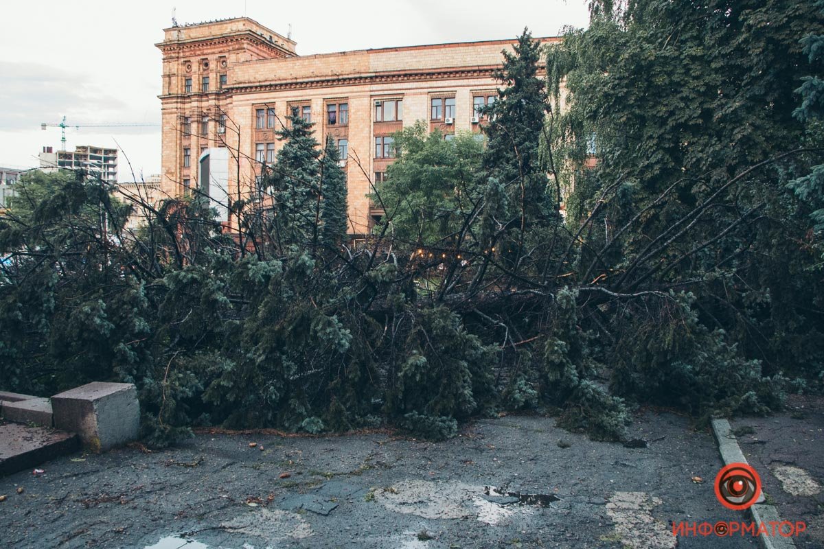 Затопленные машины с людьми, поваленные деревья, парализованное движение: последствия бури в Днепре 23