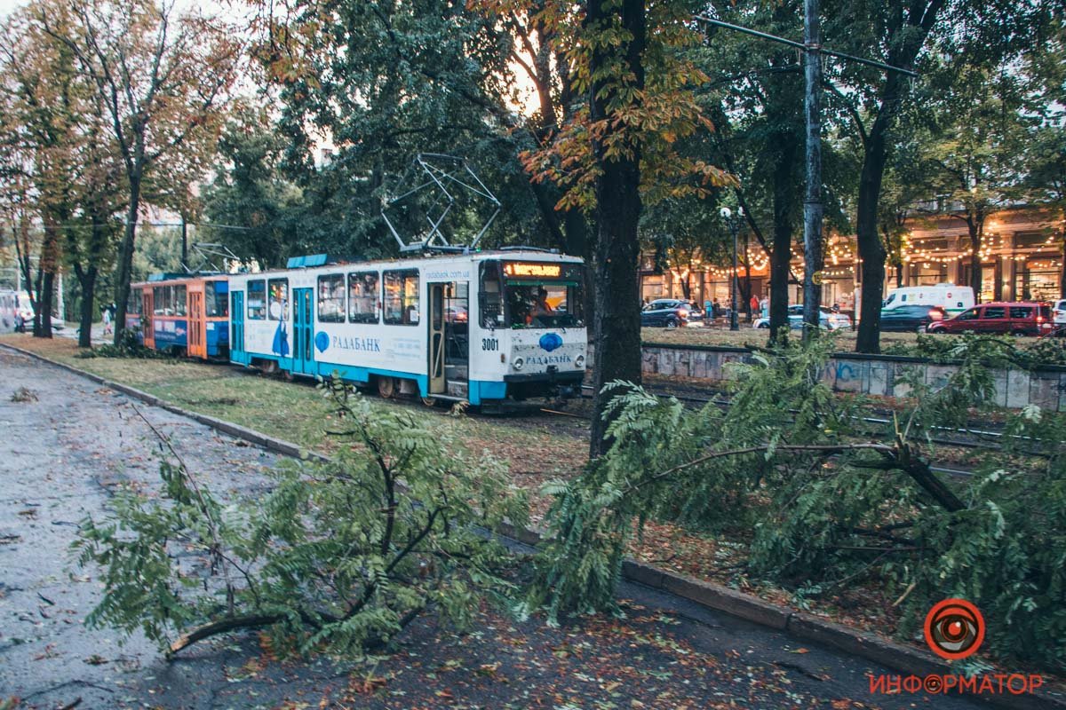 Затопленные машины с людьми, поваленные деревья, парализованное движение: последствия бури в Днепре 25