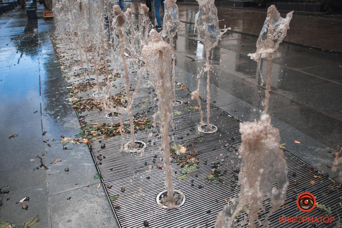 В Днепре из-за непогоды на Короленко из фонтанов била грязная дождевая вода 1