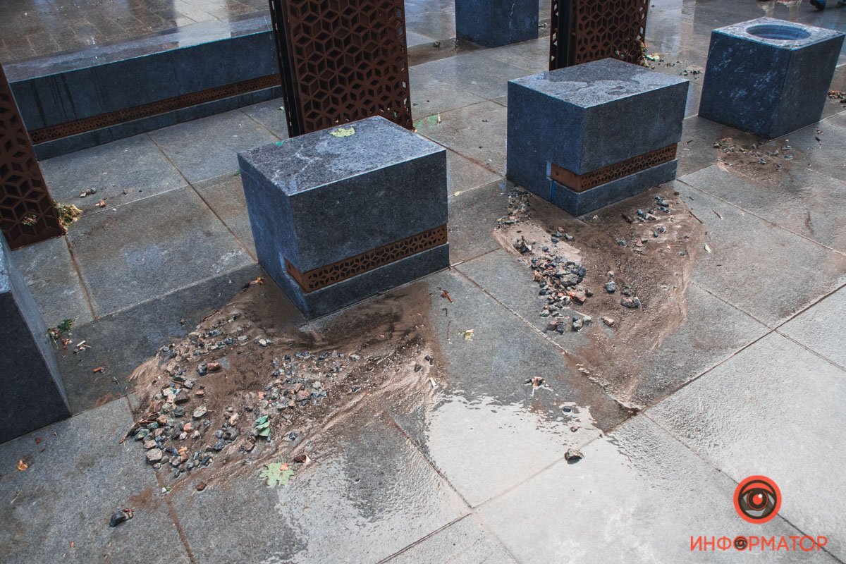 В Днепре из-за непогоды на Короленко из фонтанов била грязная дождевая вода 4