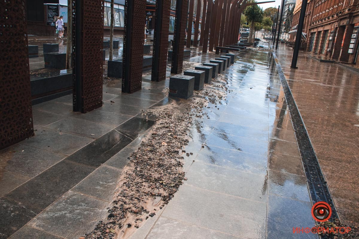 В Днепре из-за непогоды на Короленко из фонтанов била грязная дождевая вода 6