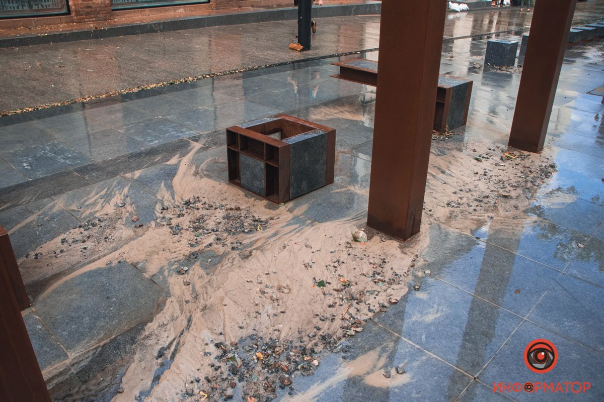 В Днепре из-за непогоды на Короленко из фонтанов била грязная дождевая вода 7