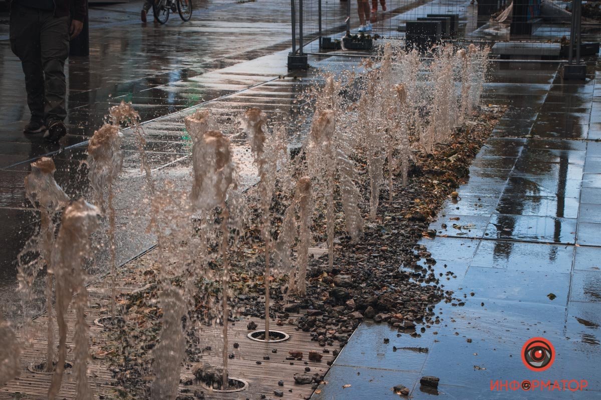 В Днепре из-за непогоды на Короленко из фонтанов била грязная дождевая вода 9