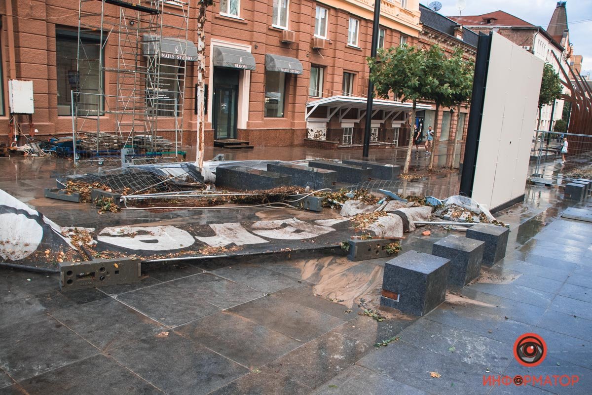 В Днепре из-за непогоды на Короленко из фонтанов била грязная дождевая вода 11