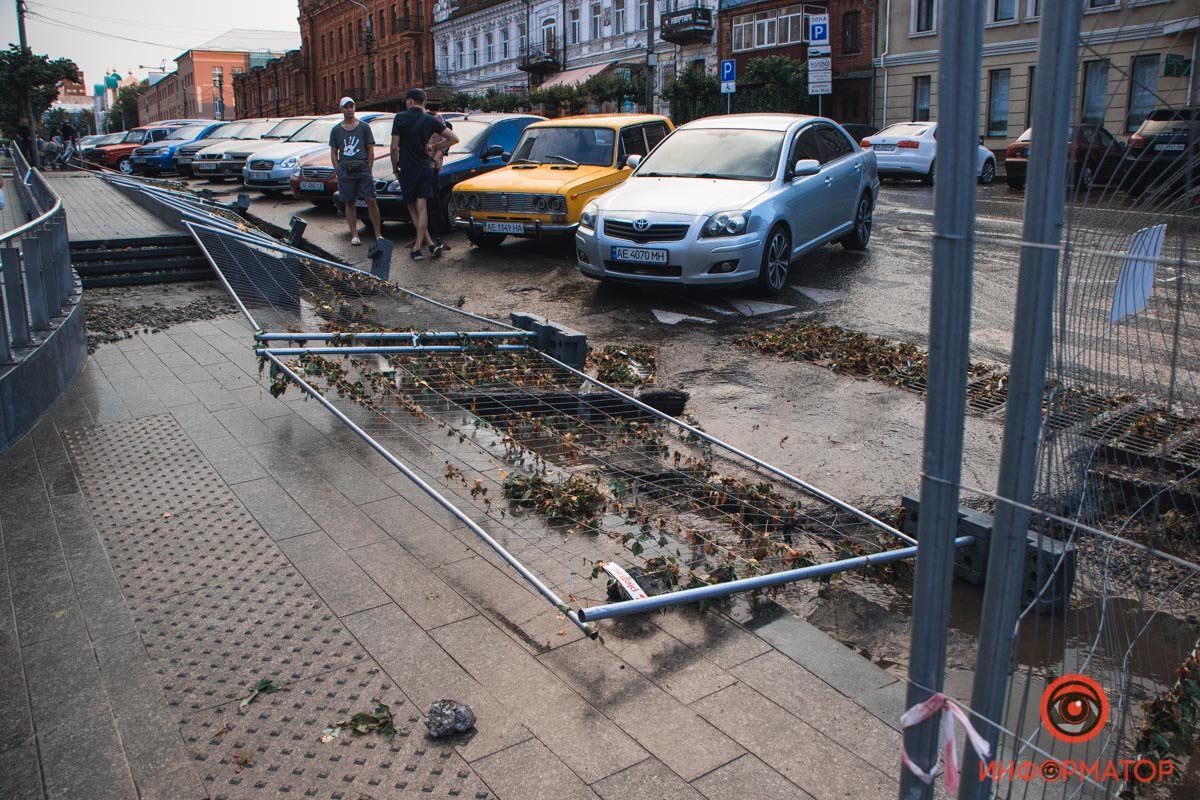 В Днепре из-за непогоды на Короленко из фонтанов била грязная дождевая вода 12