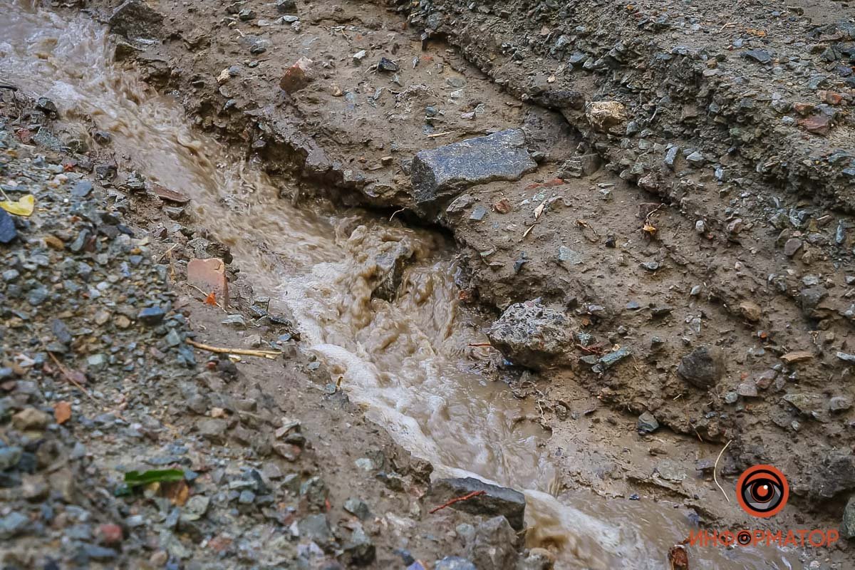 Улица находится под большим уклоном, поэтому здесь всегда большие потоки воды Улица находится под большим уклоном, поэтому здесь всегда большие потоки воды