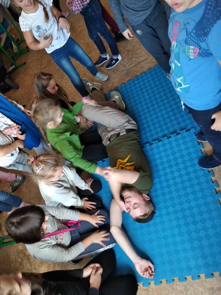 Дети знают, как переводить пострадавшего в боковое стабильное Дети знают, как переводить пострадавшего в боковое стабильное