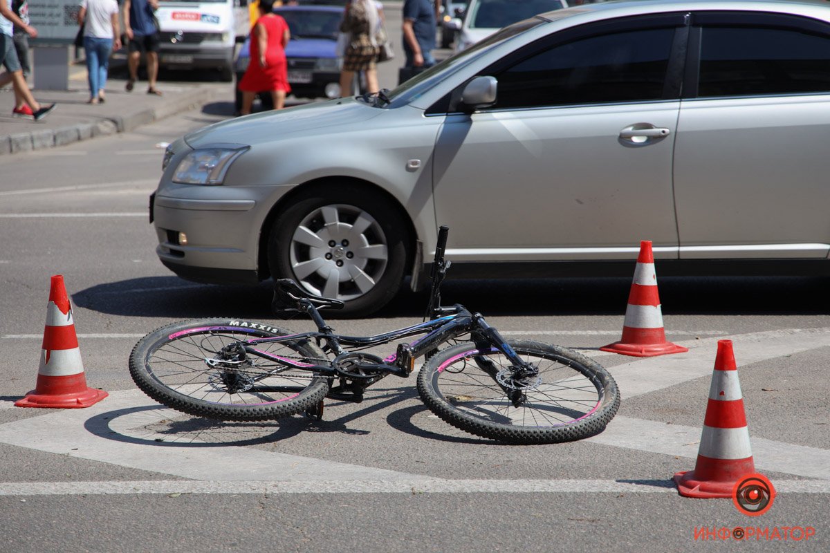 В Днепре на Коцюбинского микроавтобус сбил несовершеннолетнего велосипедиста и попытался скрыться 4